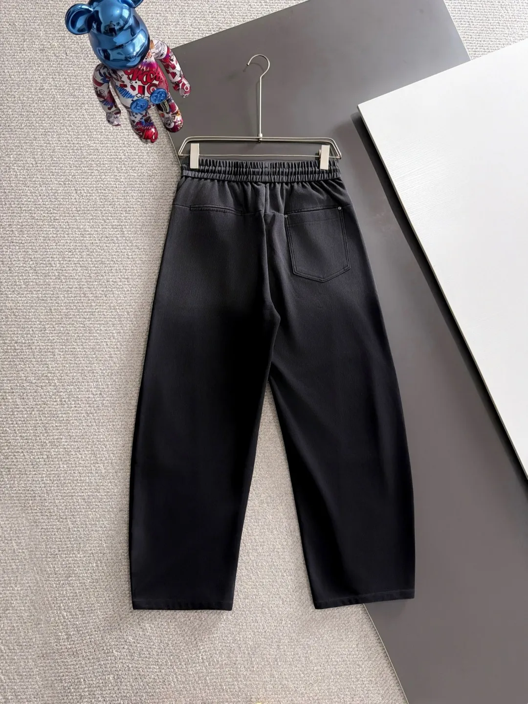 Shipped next day P195 Balenciaga 2026 Summer New Arrival elastic band casual pants, counter-customized fabrics, Breathable, high comfort, impeccable details, brand element design concept, reflecting high quality. It feels delicate and soft! It presents a casual cut and the upper body shape is great! Sizes:S-3XL